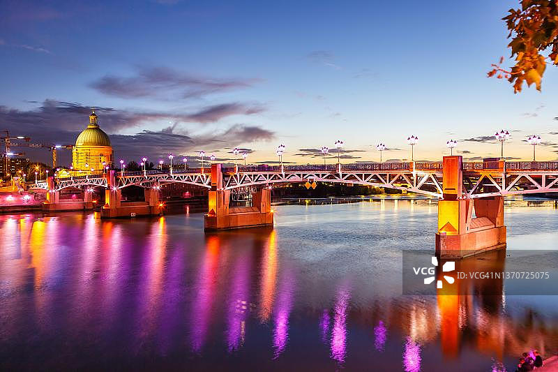 法国图卢兹圣皮埃尔桥和加龙河图片素材