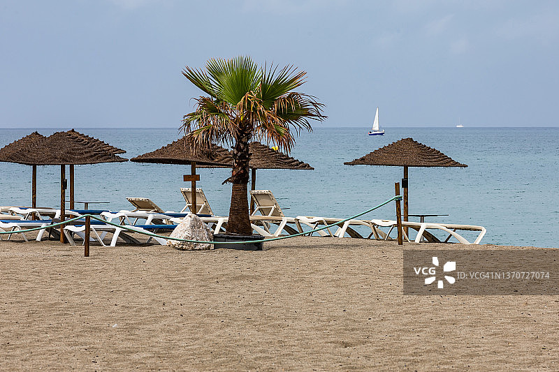 地中海沿岸的沙滩椅和阳伞图片素材