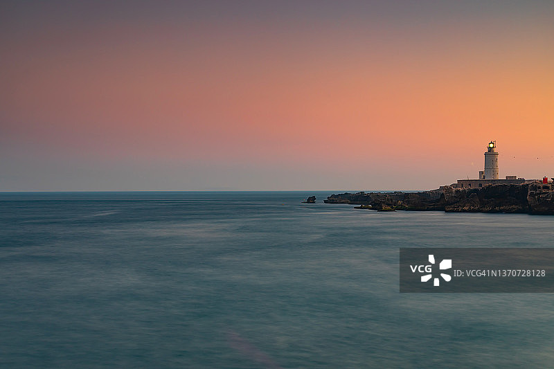 日落时分的塔里法灯塔 - 直布罗陀海峡（加的斯省/安达卢西亚/西班牙）图片素材