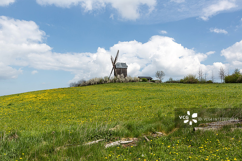 绿 Hill上的风车图片素材