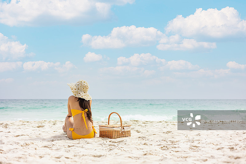 享受夏日的女人图片素材