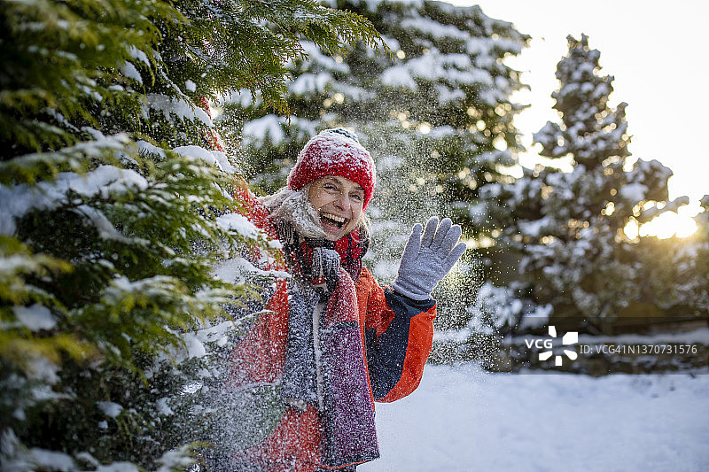 躲猫猫图片素材