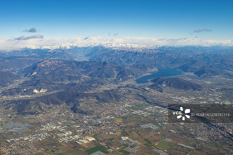 飞越意大利伦巴第大区布雷西亚省图片素材
