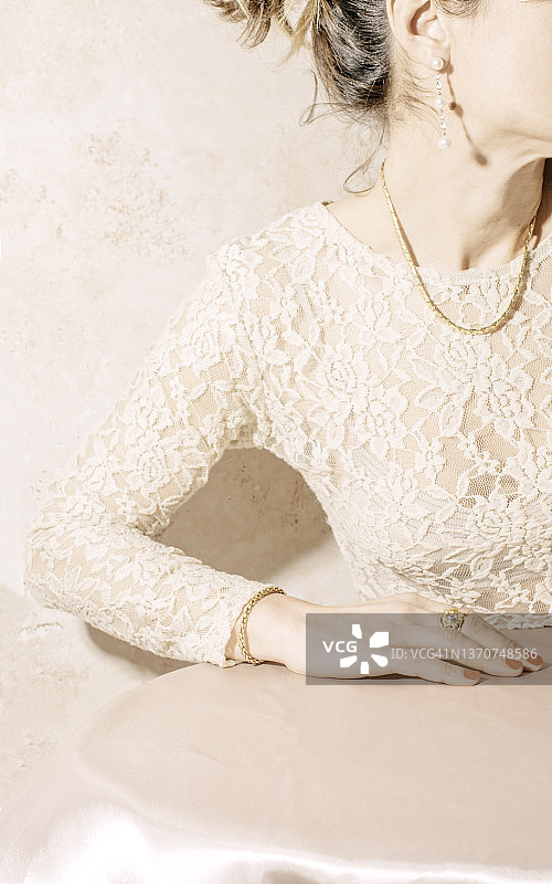 佩戴珠宝的女人图片素材