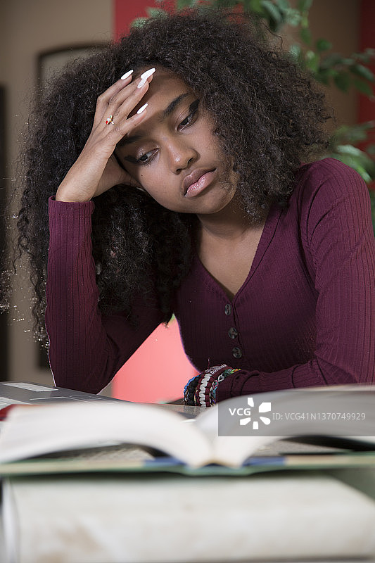 非裔美国少女因在线学习和家庭作业感到压力图片素材