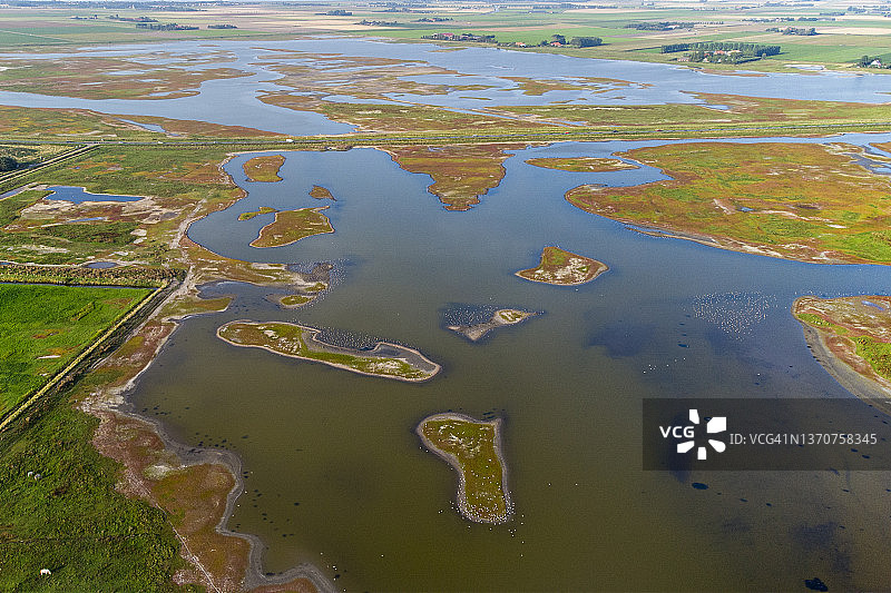 盐沼和海岸线鸟瞰图图片素材