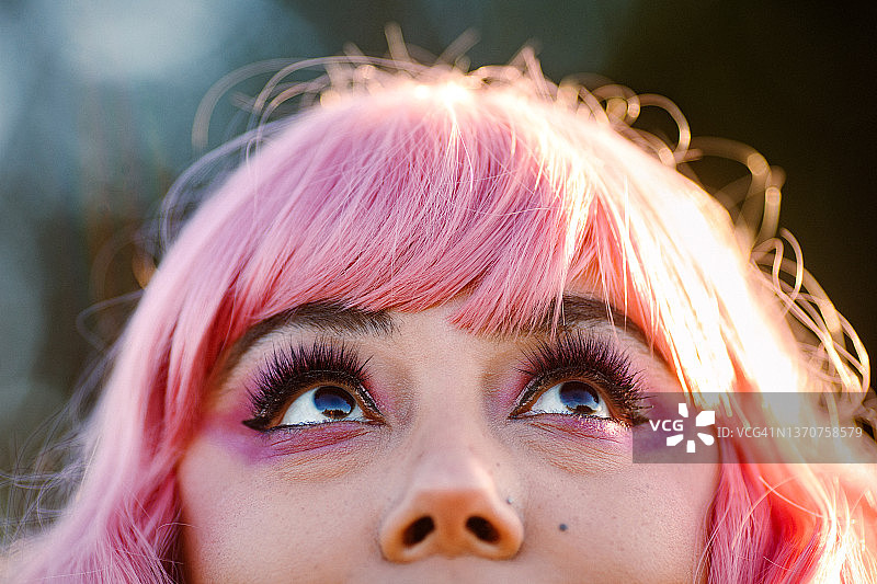 粉色头发的女人 портрет图片素材