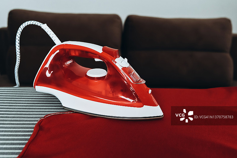 带有衣物的熨衣板图片素材