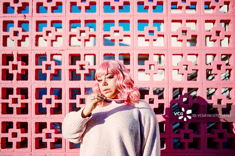 戴太阳镜的快乐粉色头发女人图片素材