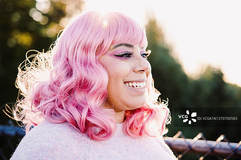 粉色头发的女人 портрет图片素材