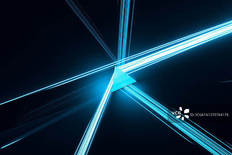 三棱镜折射蓝色激光图片素材