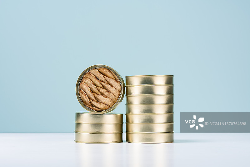 罐头鱼，沙丁鱼罐头堆叠图片素材