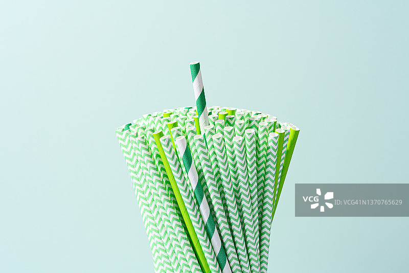 一堆绿色纸吸管中的一根稻草图片素材