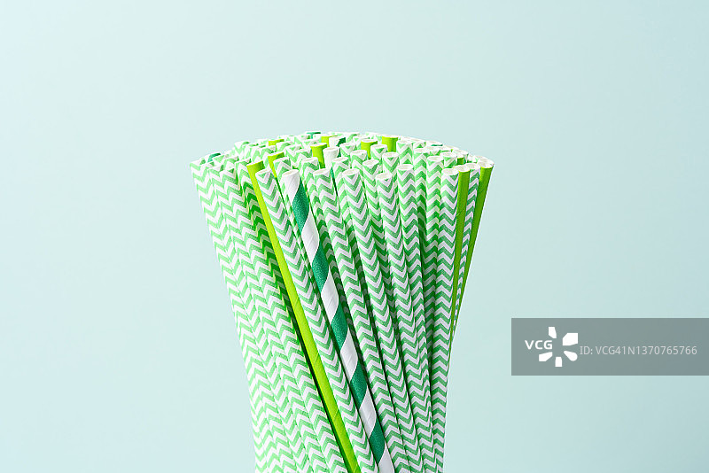 一捆绿色纸质饮用吸管图片素材
