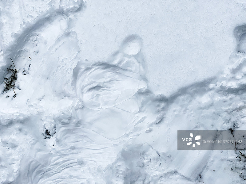 小女孩在雪地里制作的可爱雪天使印记图片素材