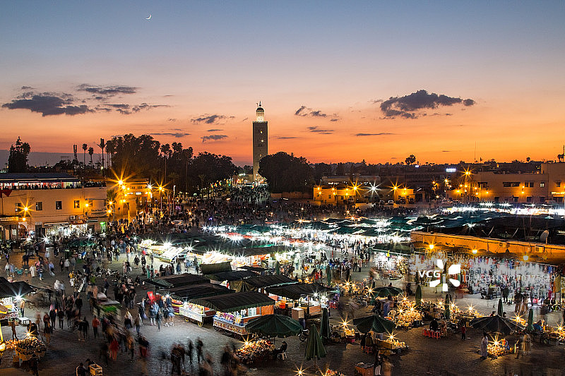 日落时分的德吉玛广场和库图比亚清真寺图片素材