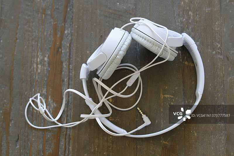 木质背景上的耳机图片素材