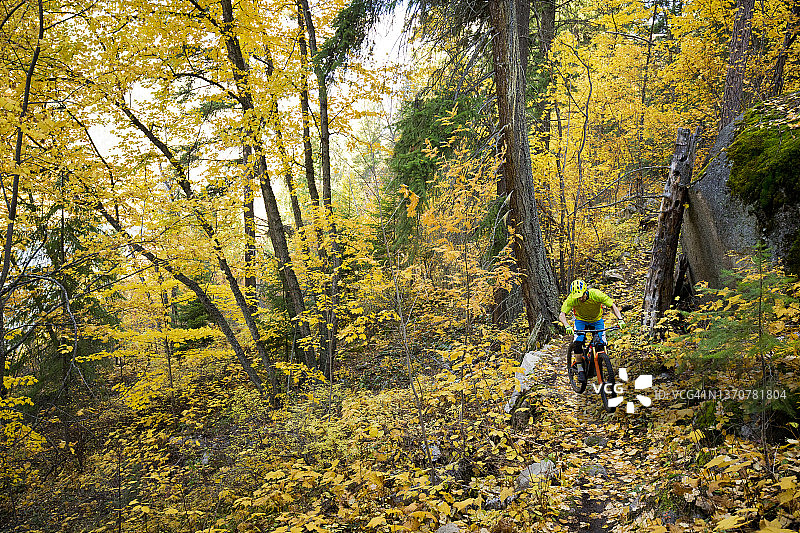 耐力山地自行车骑行图片素材