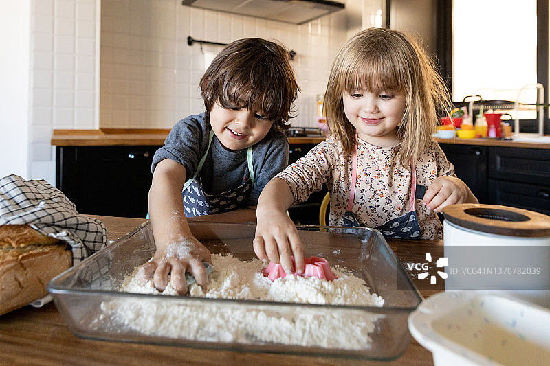 孩子们在家玩面粉，帮助妈妈准备面包图片素材