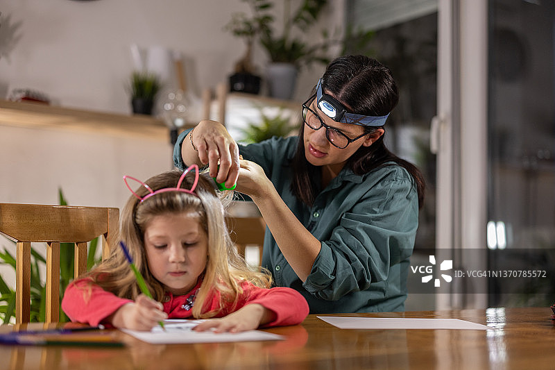 妈妈在找虱子图片素材