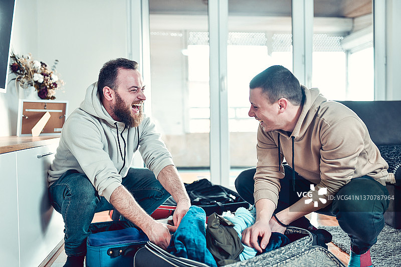 快乐的兄弟准备旅行行李图片素材