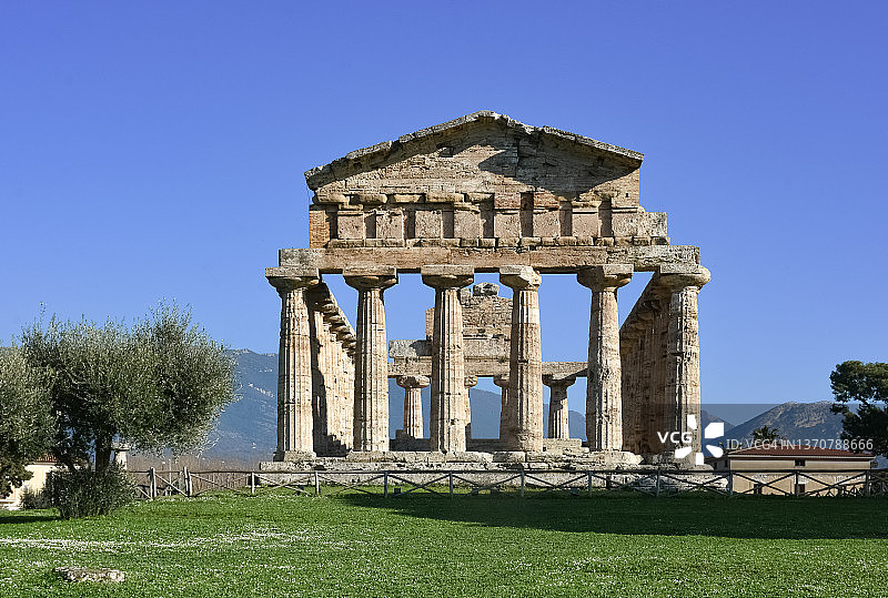 意大利坎帕尼亚帕埃斯图姆的希腊雅典娜神庙，多立克和爱奥尼亚建筑风格图片素材