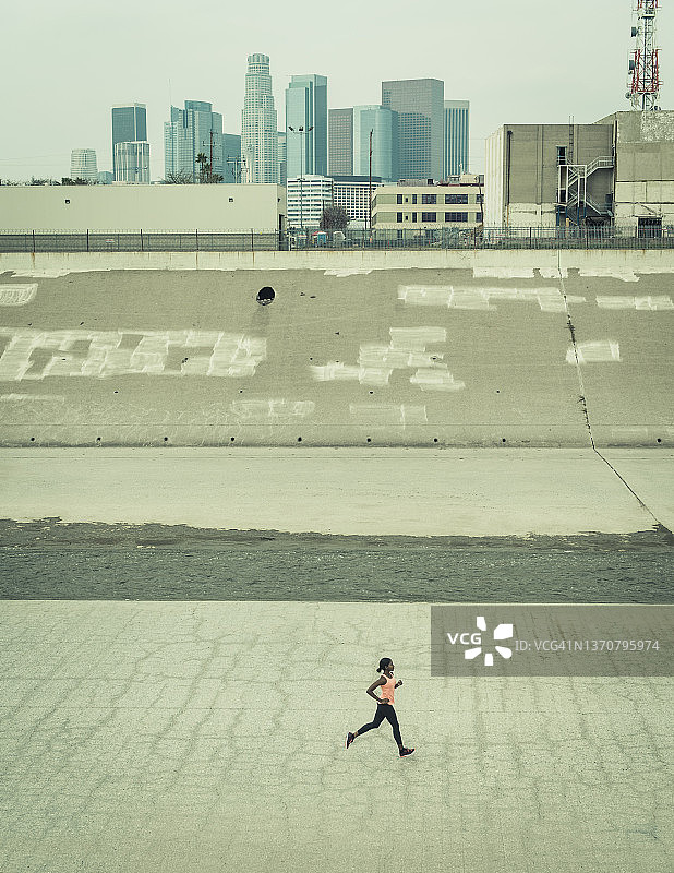 女人在城市中跑步图片素材
