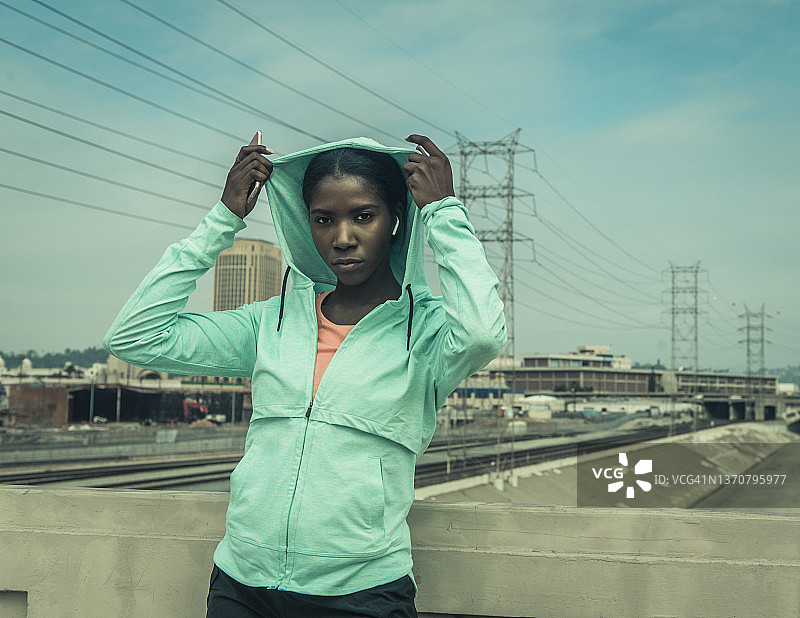在城市里身穿运动帽衫的女人图片素材