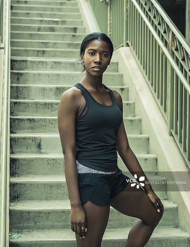 在城市台阶附近摆姿势的女人图片素材