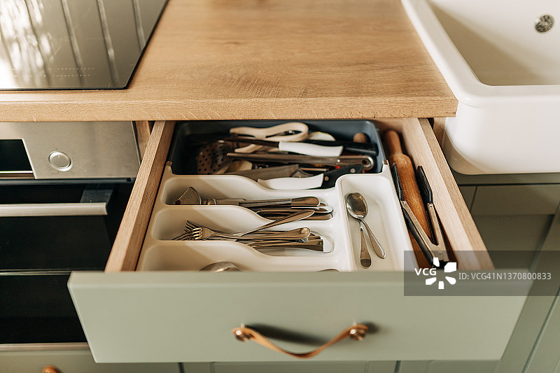 抽屉里干净的厨房用具合集图片素材
