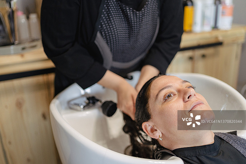 在美容院染发剪发的女人图片素材