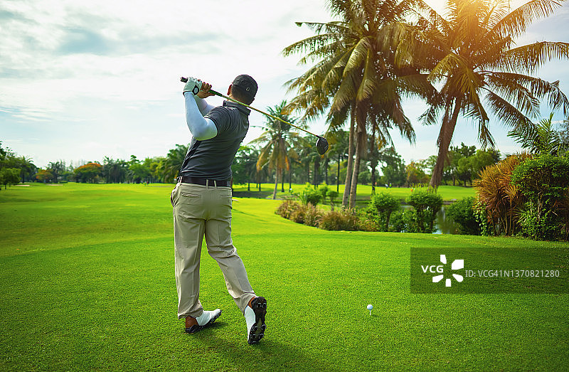 男子在高尔夫球场上击球图片素材
