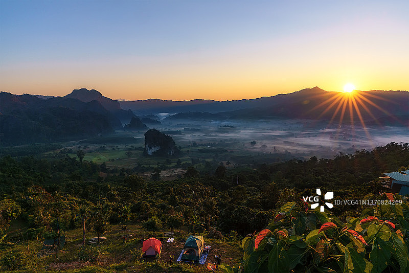 泰国富朗卡山，背景是清晨的雾海图片素材