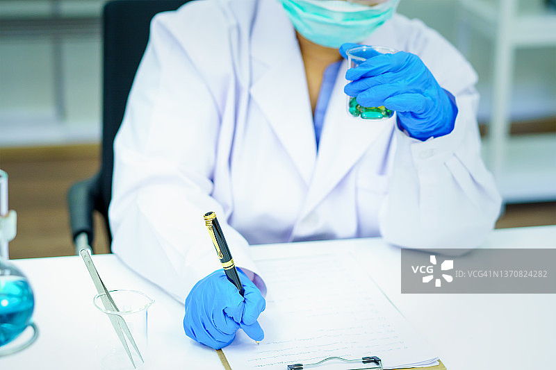 科学家在实验室做实验的特写镜头图片素材