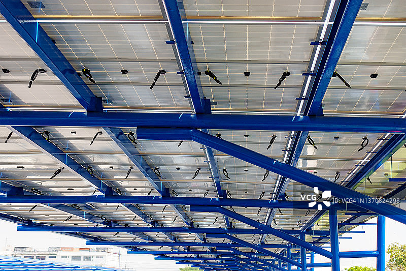 安装在停车场顶部的太阳能光伏板图片素材