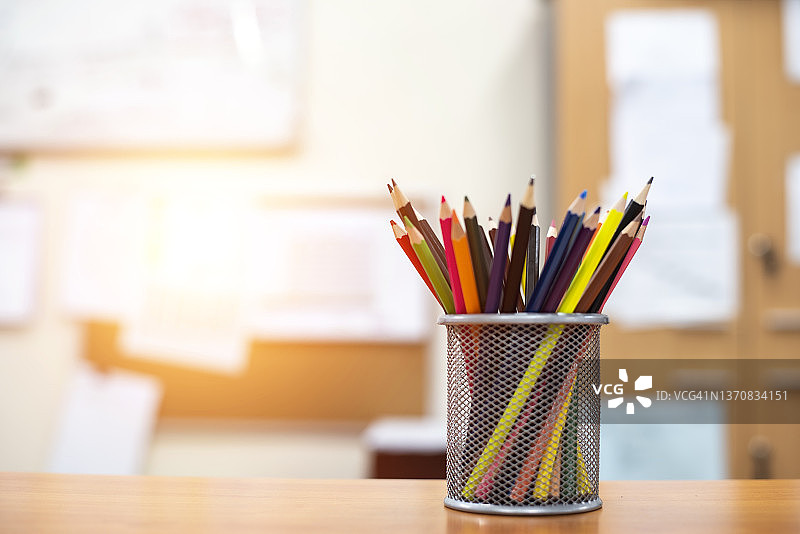 用于突出文本或信息的彩色铅笔图片素材