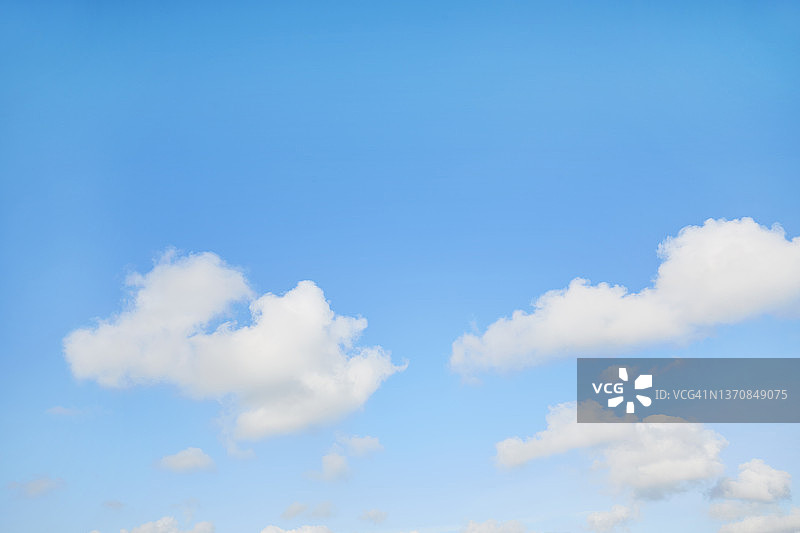 全帧拍摄的蓝天和云彩，抽象的背景图片素材