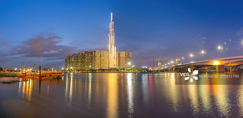 地标81的日落美景——西贡河沿岸的摩天大楼和西贡大桥图片素材
