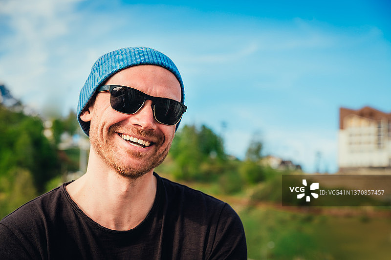 微笑墨镜男士图片素材