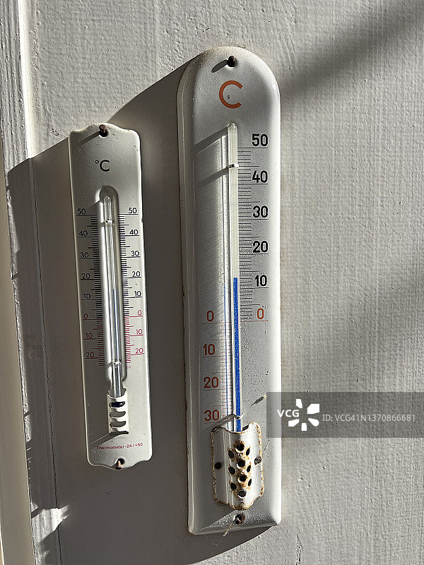 冬季阳光下温度计特写图片素材