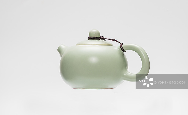 白色背景上的陶瓷茶壶图片素材