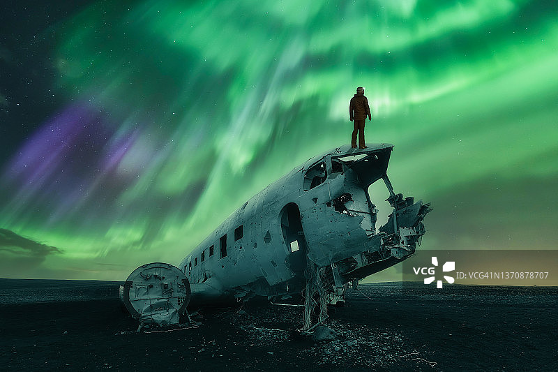 飞往北极光的航班，索尔黑马桑德黑沙滩，DC-3飞机，黄金圈路线，维克，冰岛图片素材