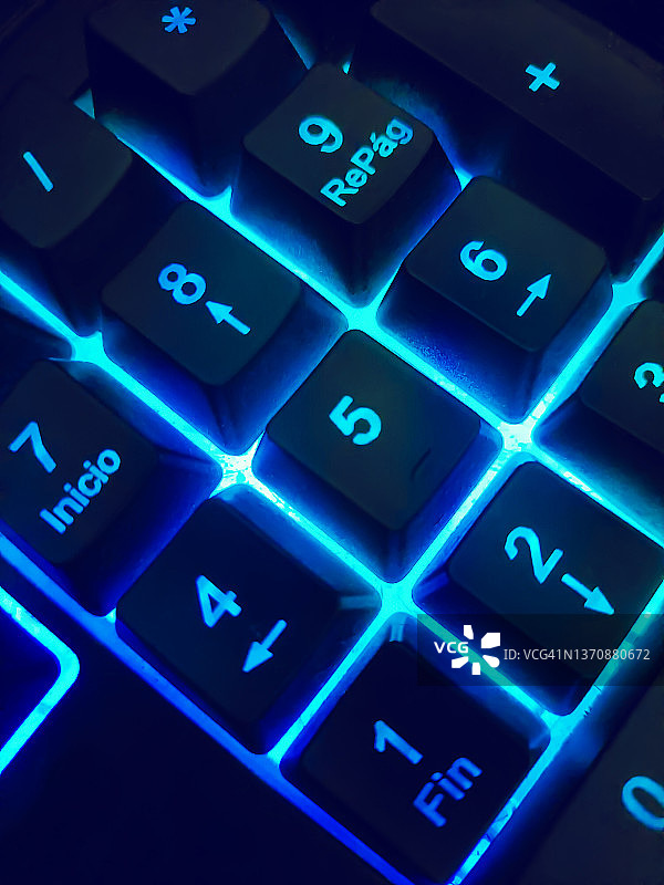 全尺寸 LED 背光游戏键盘图片素材
