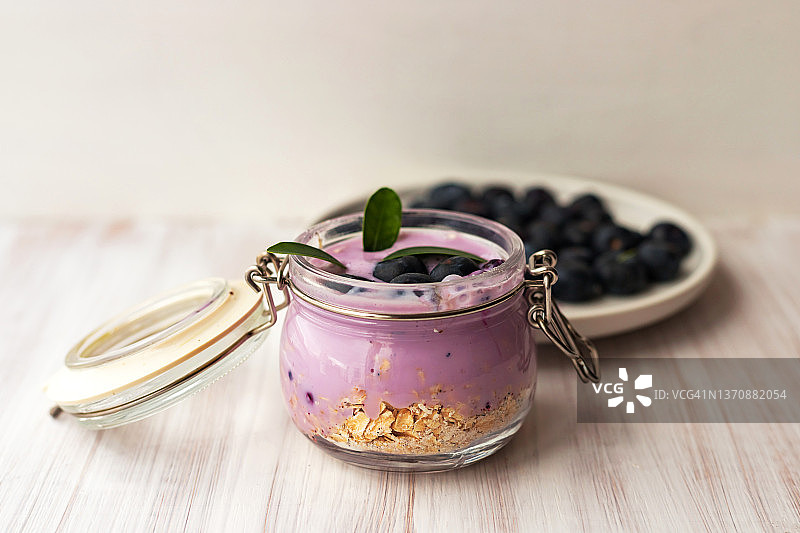 燕麦片格兰诺拉麦片或自制酸奶冰沙配新鲜蓝莓图片素材