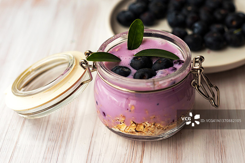 燕麦片格兰诺拉麦片或自制酸奶冰沙配新鲜蓝莓图片素材