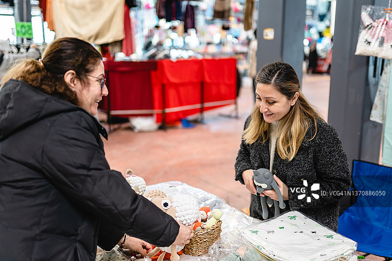女商人在市场的小型企业与顾客交谈图片素材