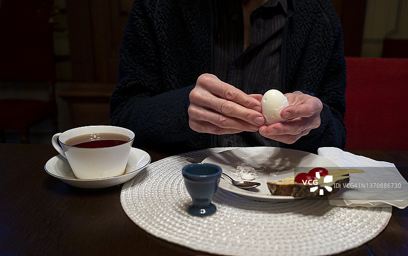 早餐桌，手剥鸡蛋图片素材
