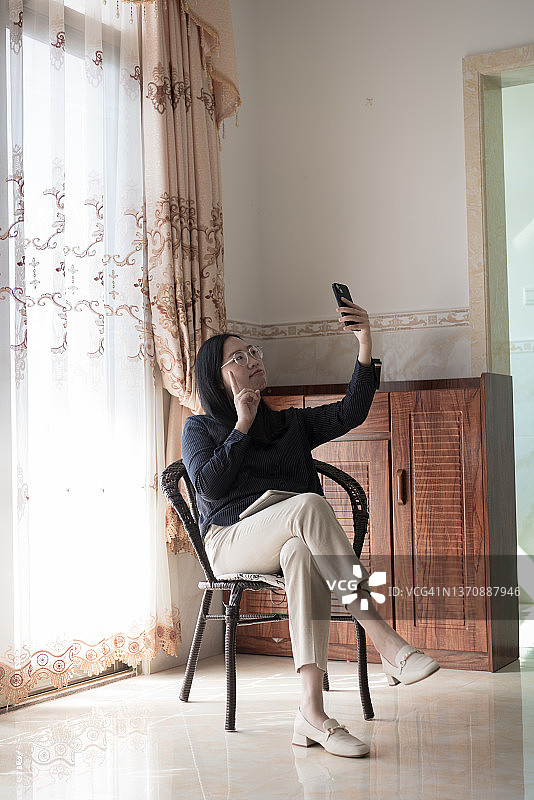 亚洲女商人的家庭办公室场景图片素材