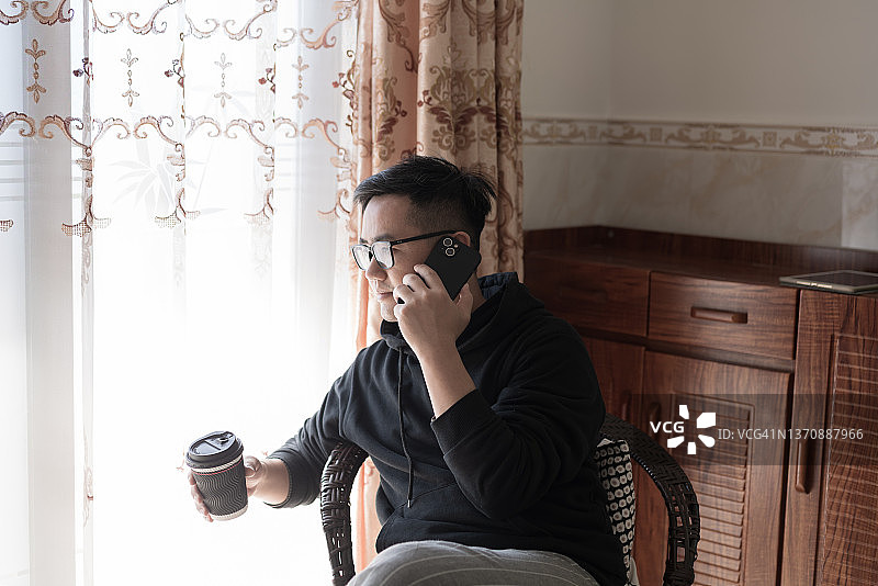 亚洲商人居家办公场景图片素材