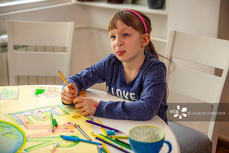 患有唇裂的自信女孩创作关于可持续发展的艺术图片素材